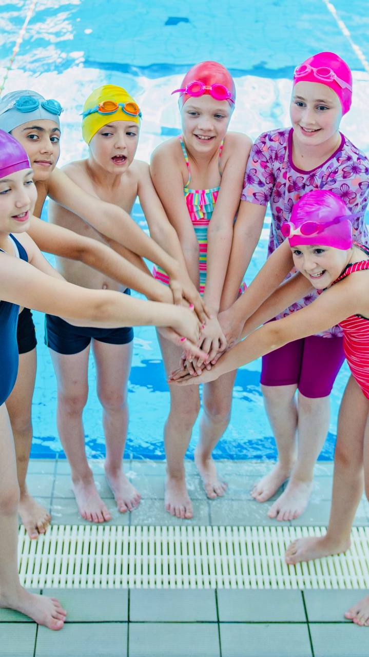 Kindergruppe am Beckenrand – kids.kids.kids