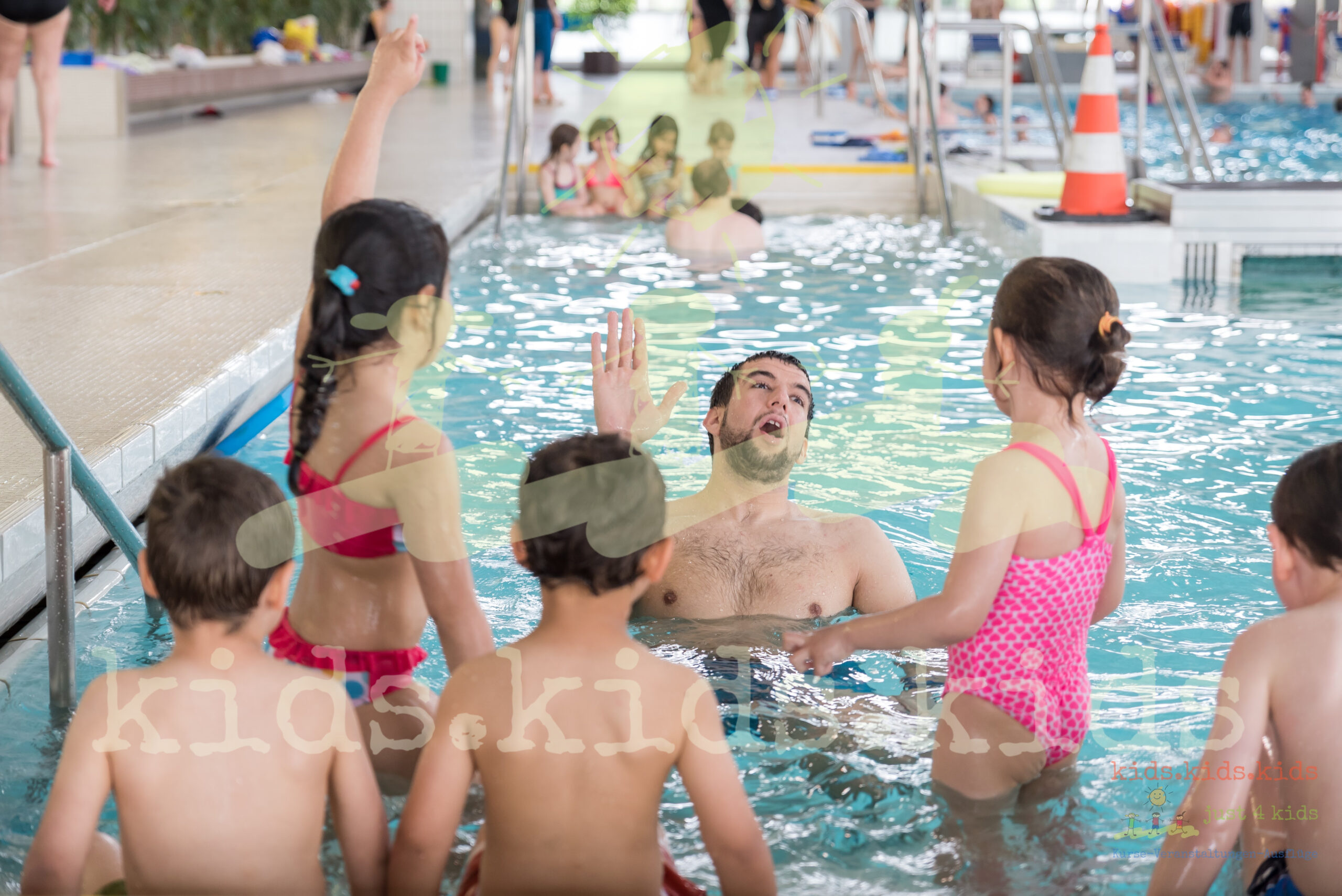 Kinderfüße planschen im Wasser