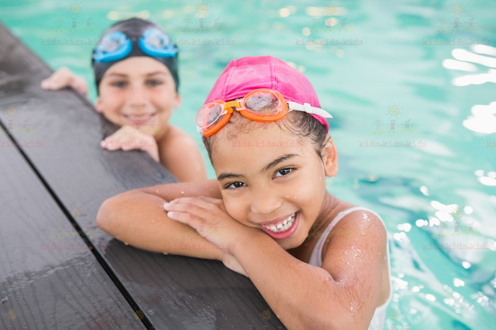 Kind beim Schwimmkurs